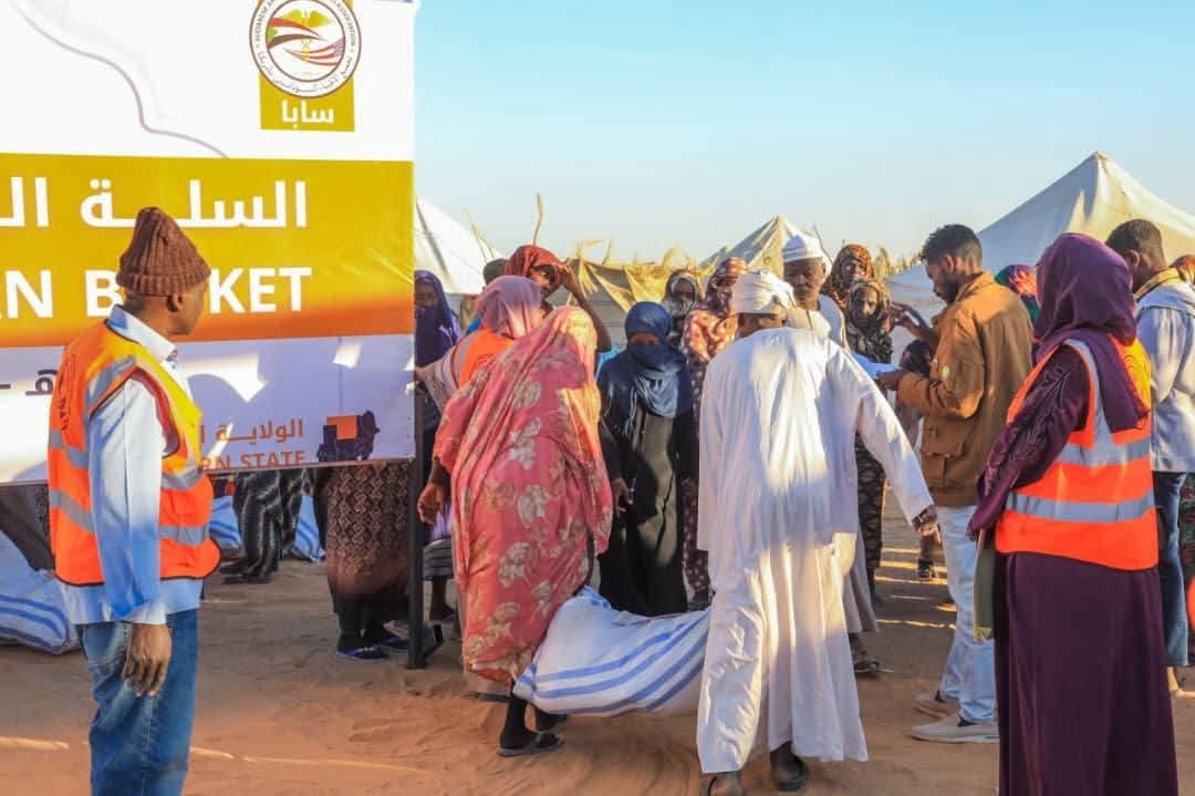 سابا توزع 400 سلة غذائية للنازحين بمركز العفاض في الشمالية