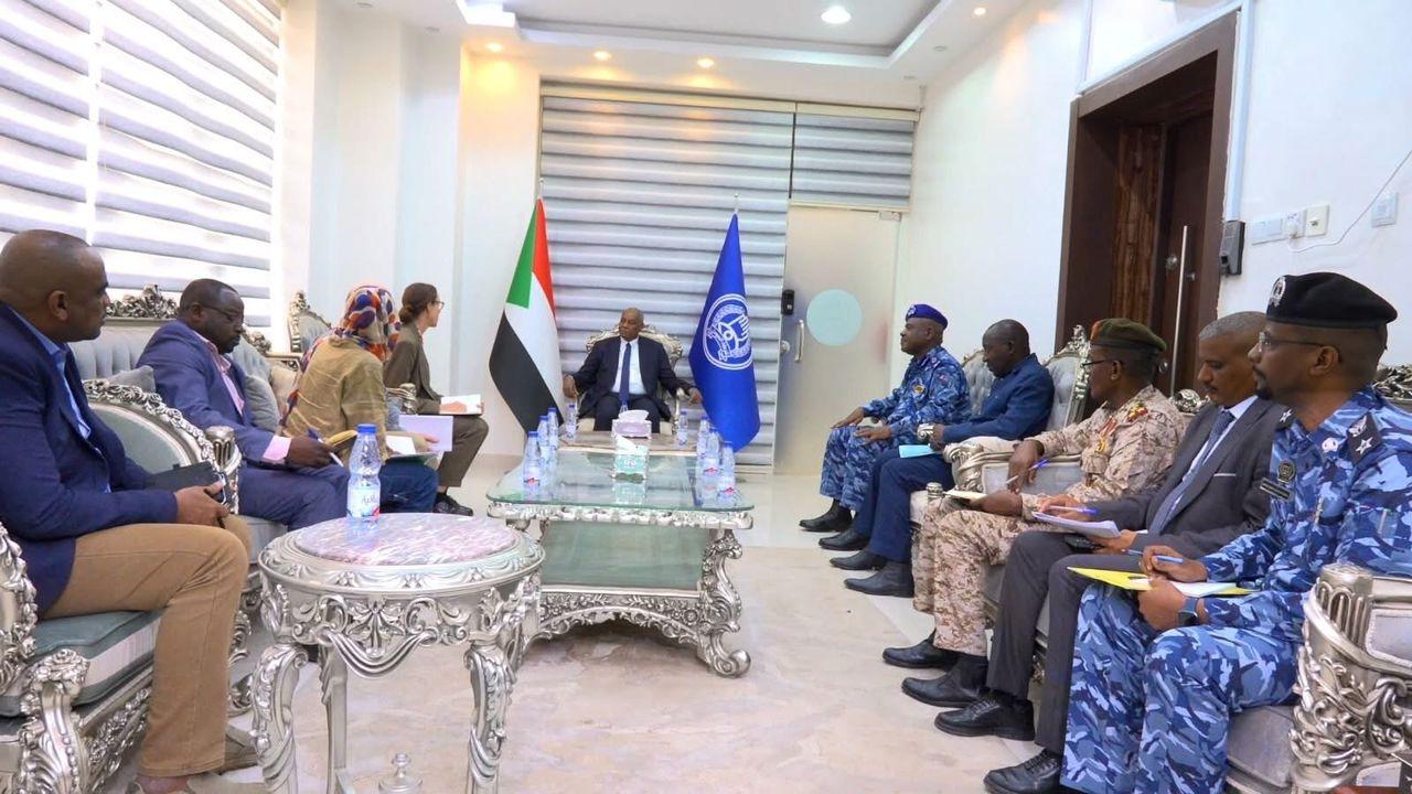 وزير الداخلية ينتقد صمت المجتمع الدولي تجاه عمليات تدفق السلاح إلى إقليم دارفور وتوفير العتاد العسكري للمليشيا المتمردة