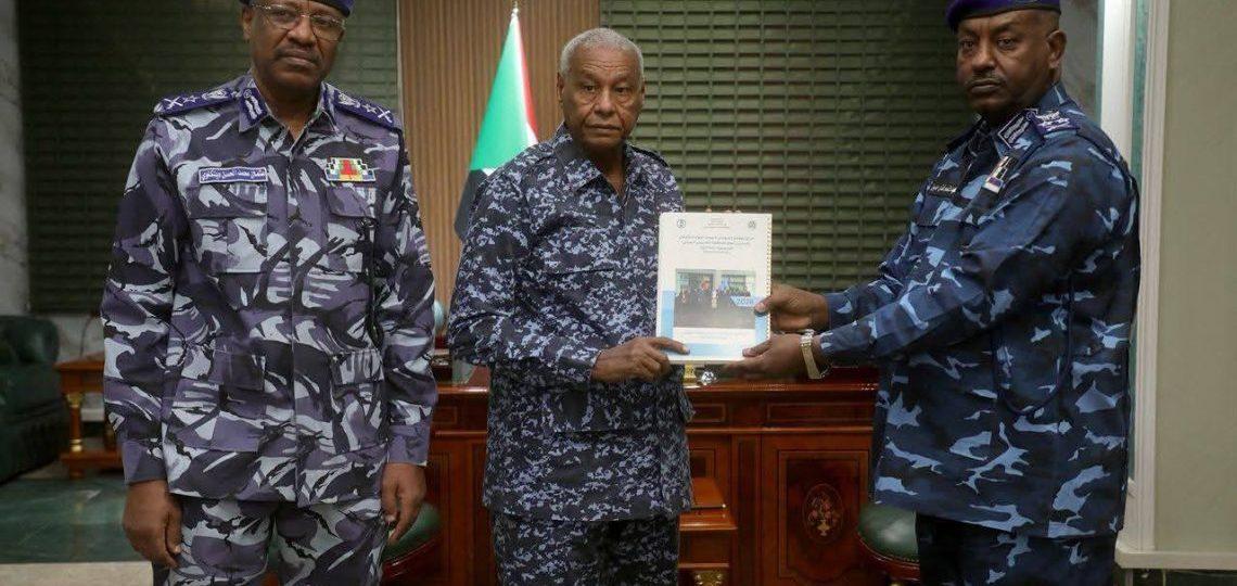 وزير الداخلية يتسلم التقرير الختامي لعملية إدراج المفتاح السوداني وتسجيل الجواز السوداني في المنظمة العالمية للطيران المدني
