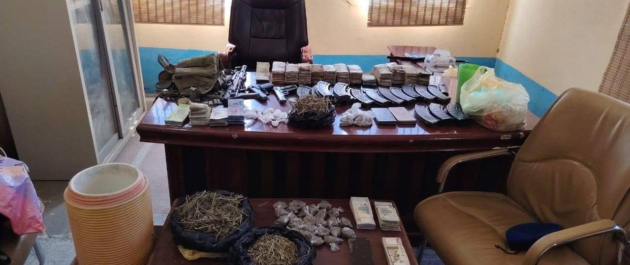 الإدارة العامة لمكافحة المخدرات تضبط أحد مروجي المخدرات والسموم وبحوزته معروضات واسلحة نارية وزخائر بولاية البحر الأحمر