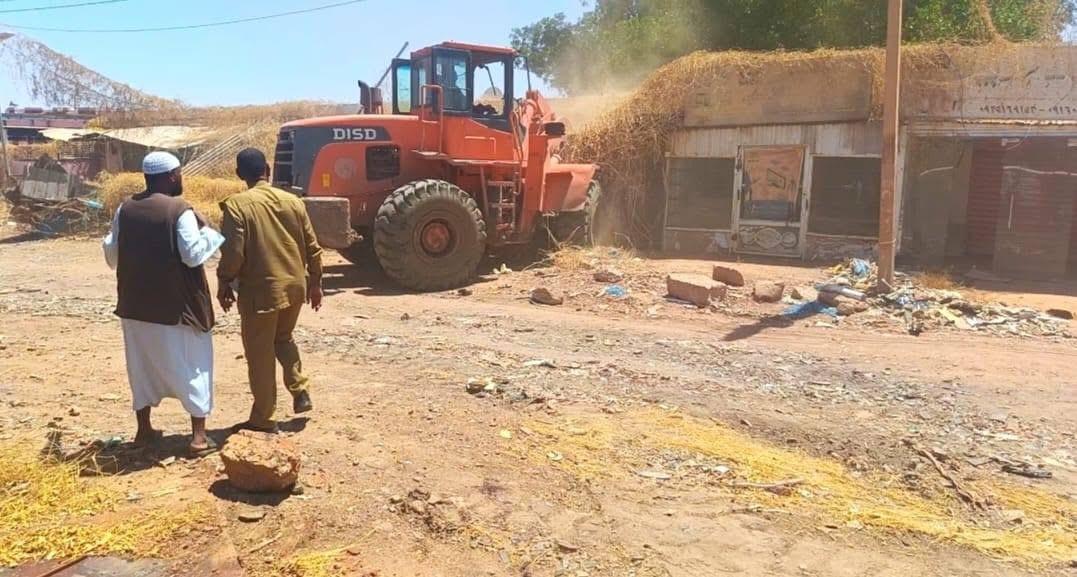 إزالة أكثر من 160 موقعا عشوائيا ومدمرا ومحترقا بالسوق الشعبي الخرطوم