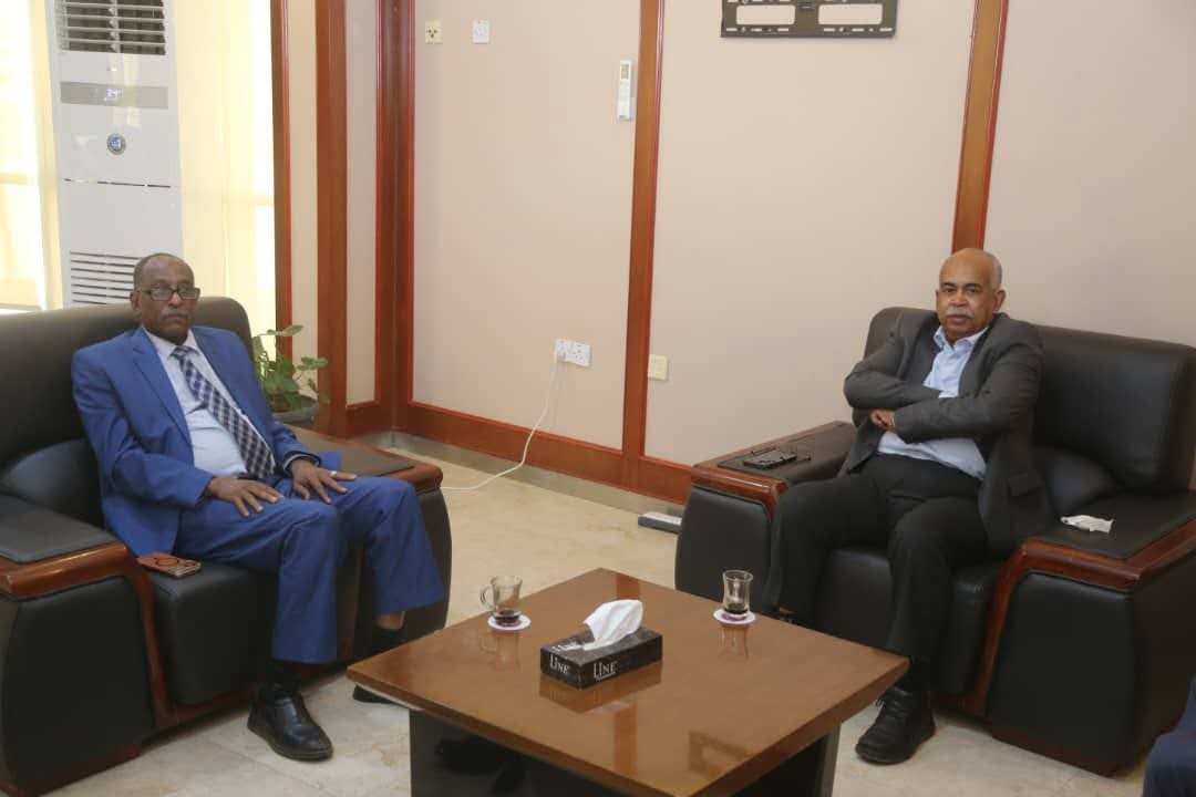 وزير الطاقة يبحث مع مدير جامعة الخرطوم توصيل الكهرباء للجامعة