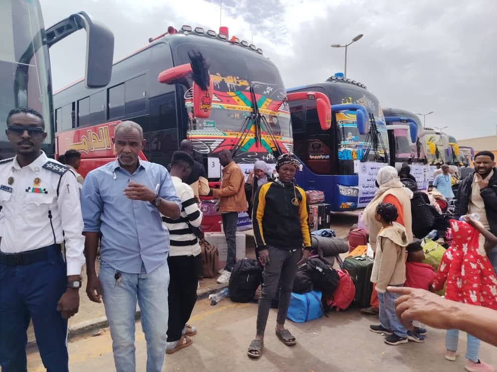 10 بصات و 2 شاحنة نقل امتعة من الشرطة لترحيل العائدين عبر معبر ارقين