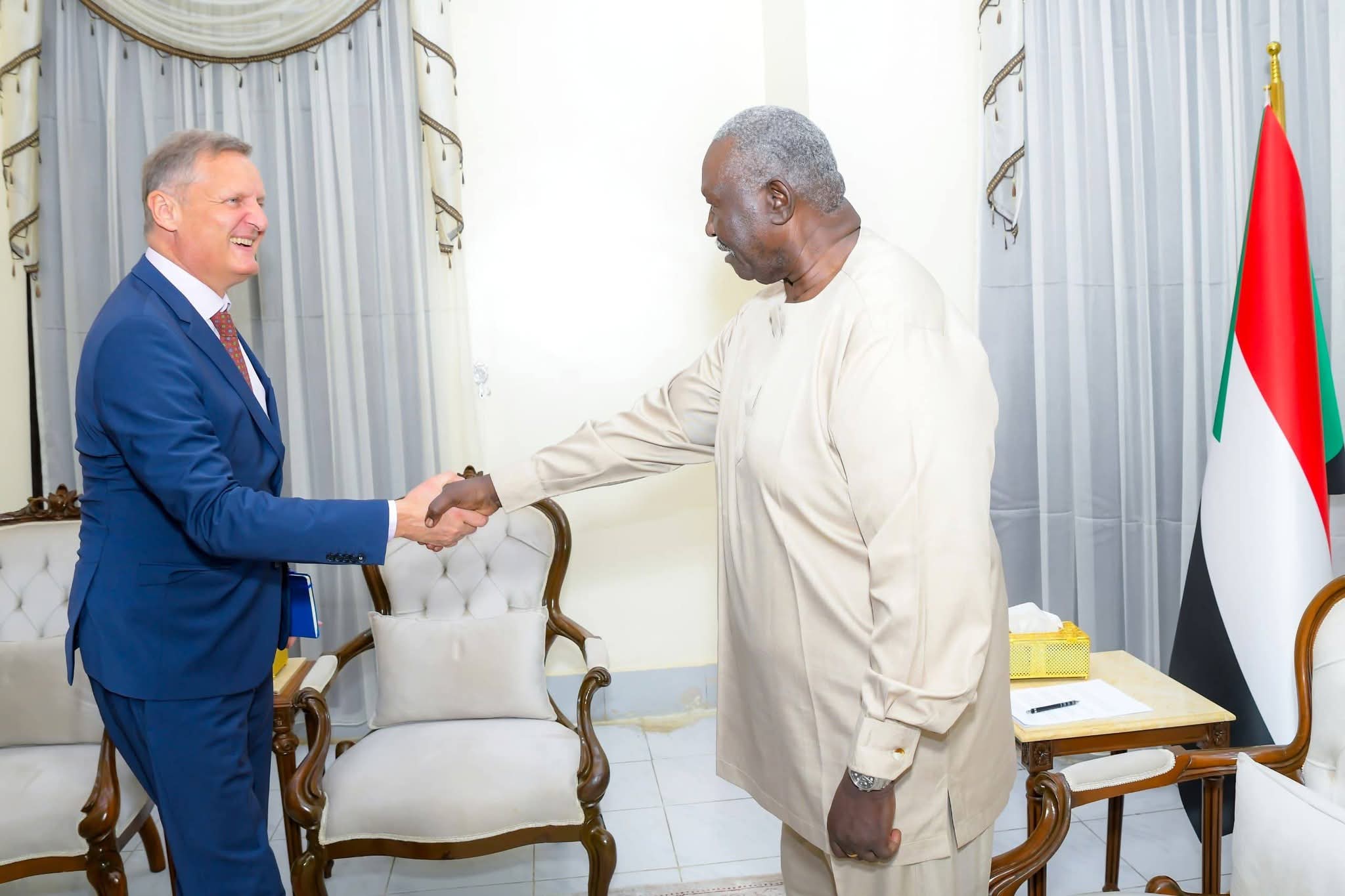 نائب رئيس مجلس السيادة يلتقي سفير الاتحاد الأوروبي لدى السودان