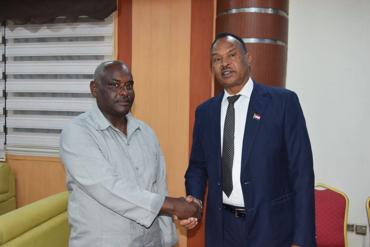 وزير الشباب والرياضة يلتقي سكرتير اتحاد الجمباز