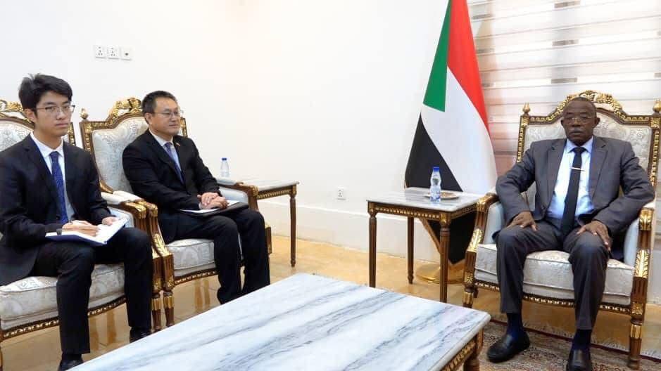 الأمين العام لمجلس السيادة يلتقي القائم بأعمال السفارة الصينية بالسودان