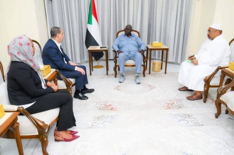 عقار يلتقي ممثل برنامج الغذاء العالمي بالسودان