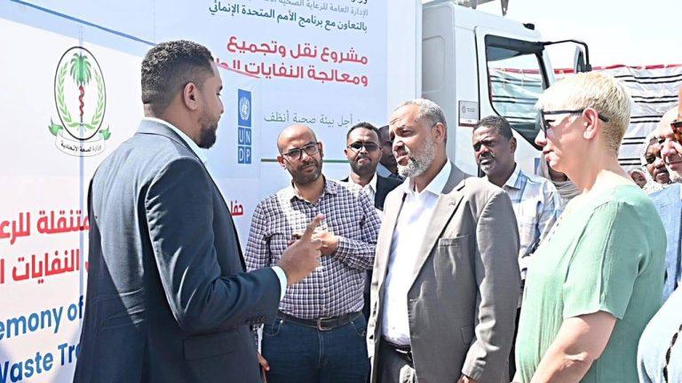 وزير الصحة يدشن وحدات متنقلة للرعاية الصحيةوعربات نقل النفايات الطبية