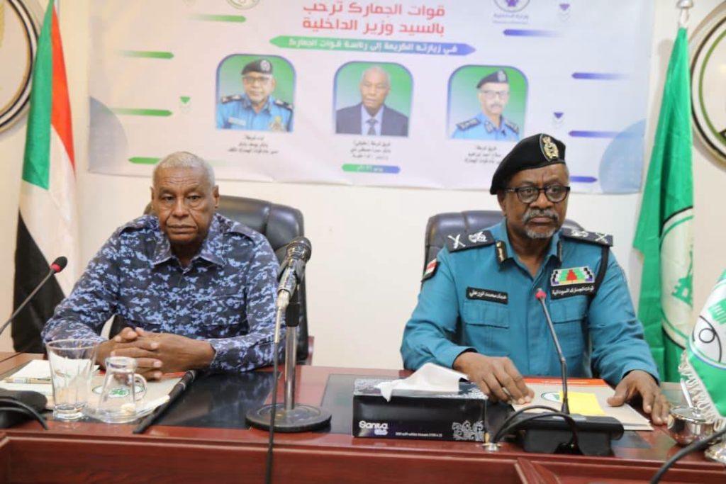 وزير الداخلية يشيد بإنجازات قوات الجمارك