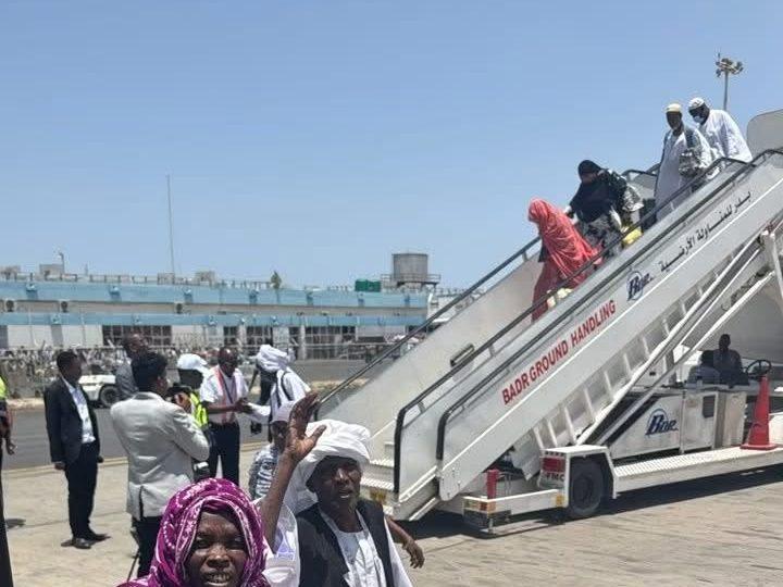 فوج الجو لحجاج شمال دارفور يصل بورتسودان بصحة جيدة