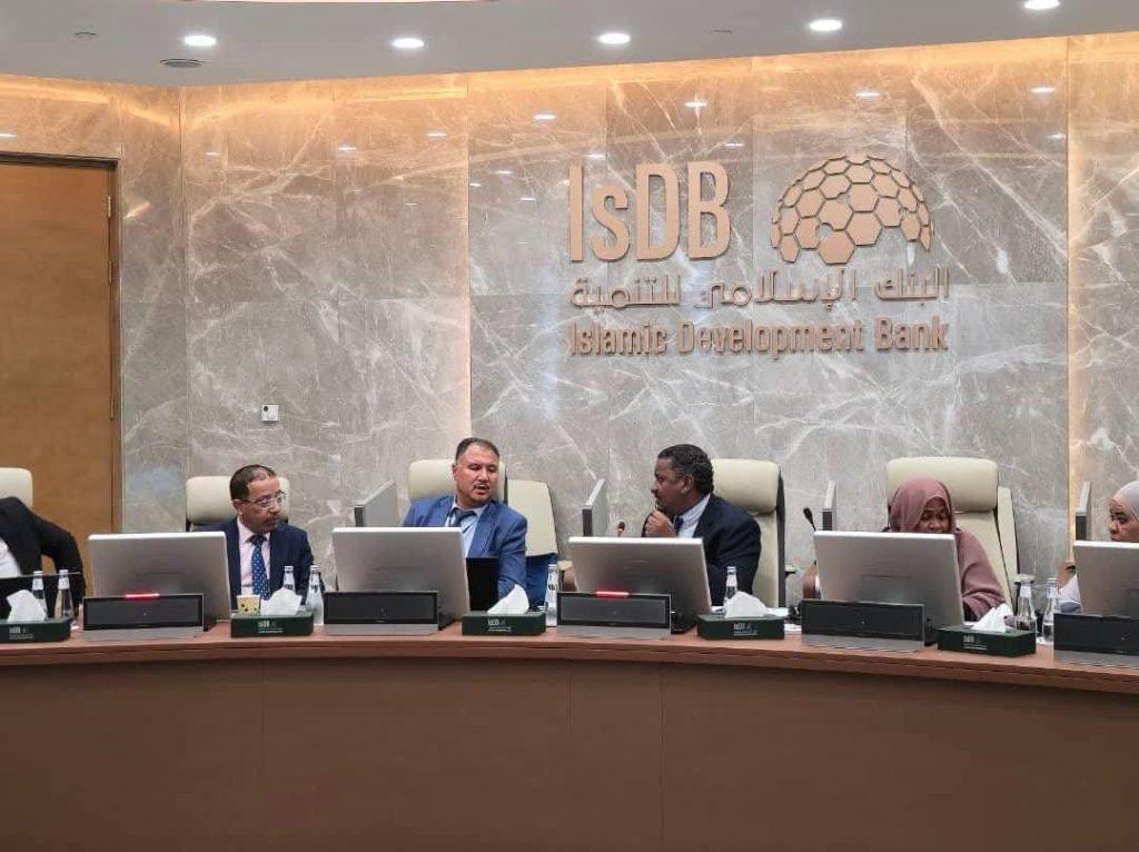 وزير الدولة بالمالية يعقد اجتماعاً مع مجموعة البنك الإسلامي للتنمية