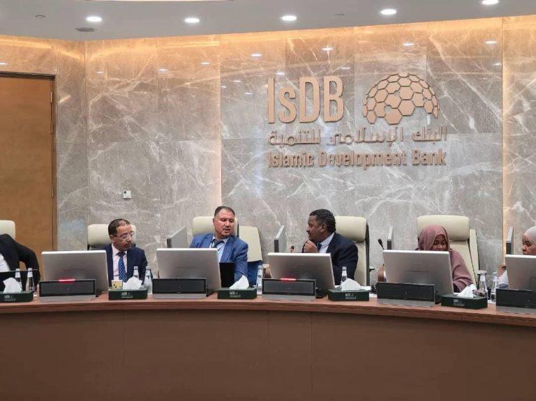 وزير الدولة بالمالية يعقد اجتماعاً مع مجموعة البنك الإسلامي للتنمية