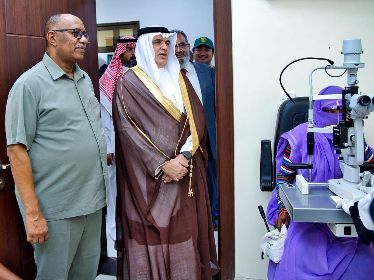 مركز الملك سلمان للاغاثة يجري 400 عملية لازالة المياه البيضاء بمستشفى مكة للعيون ببورتسودان