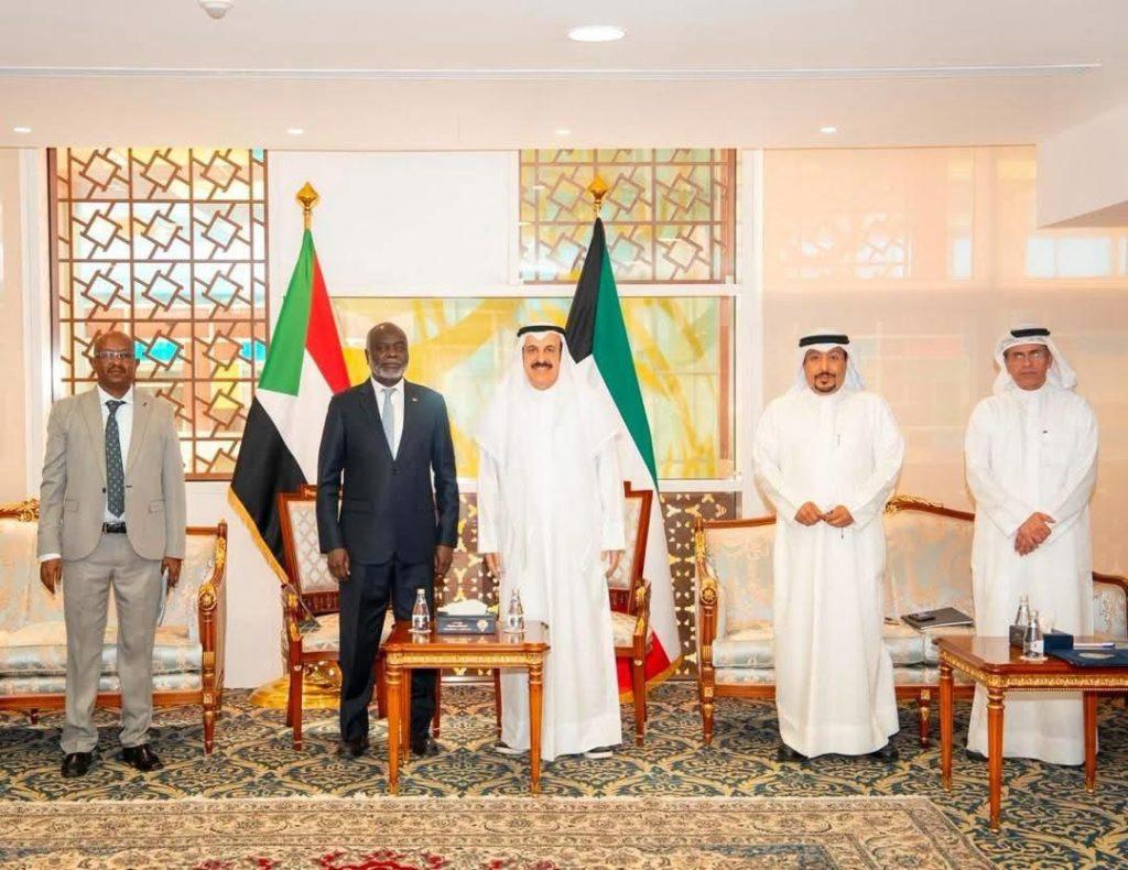 وزير المالية يلتقي نظيره الكويتي ويؤكد تضامن السودان مع الكويت