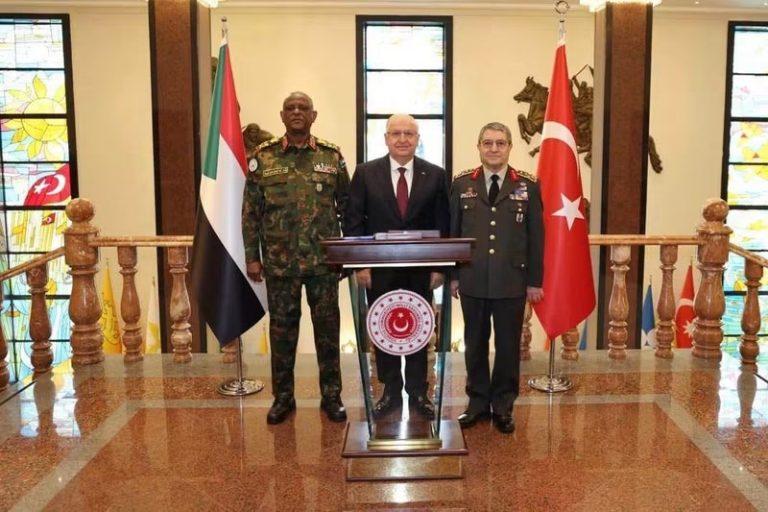 وزير الدفاع التركي يستقبل رئيس هيئة الأركان الفريق أول الركن ياسر العطا