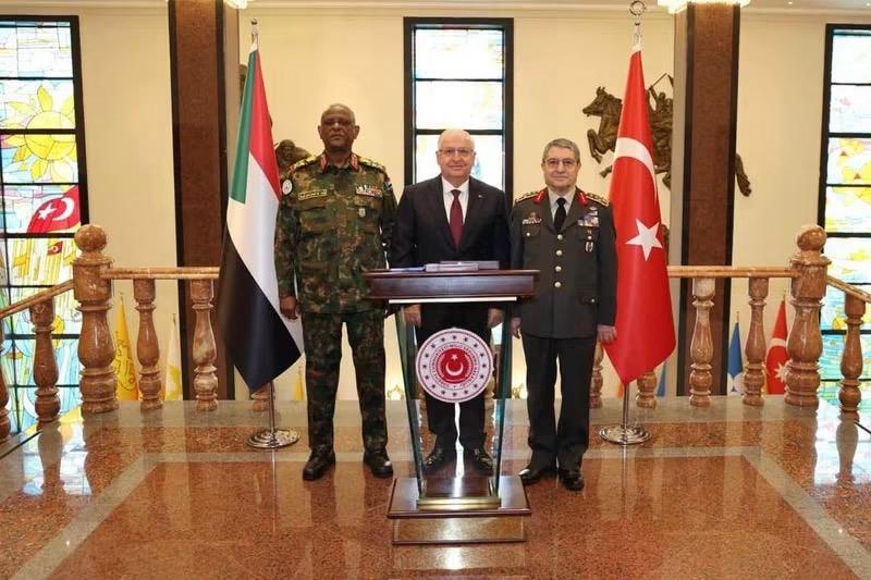 وزير الدفاع التركي يستقبل رئيس هيئة الأركان الفريق أول الركن ياسر العطا