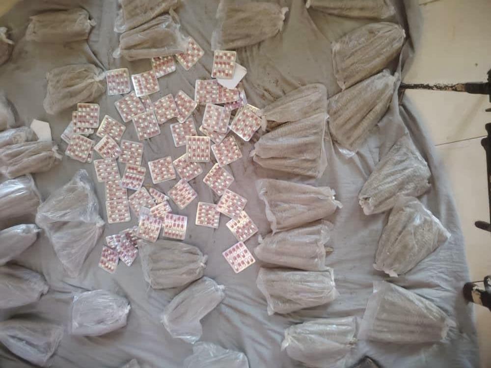 مكافحة المخدرات بنهر النيل تضبط (600) قندول حشيش و(735) حبة مخدرة وأسلحة نارية