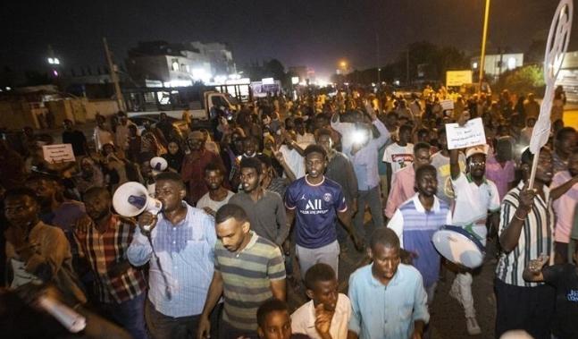 لجان المقاومة تبدأ التصعيد الثوريّ، ومظاهرات ليلية بالخرطوم وأم درمان