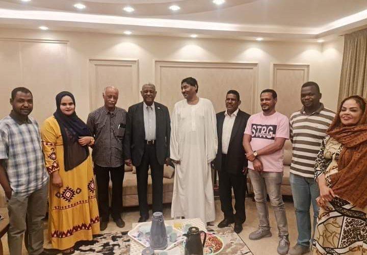 بسبب صورة مع العطا المؤتمر السوداني يحقق مع قيادي بالحزب