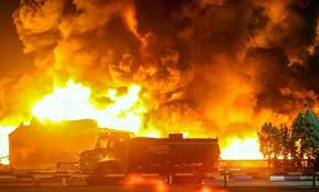 إخمادُ حريقٍ  هائلٍ بأحد مصانع “التباكو” بالخرطوم