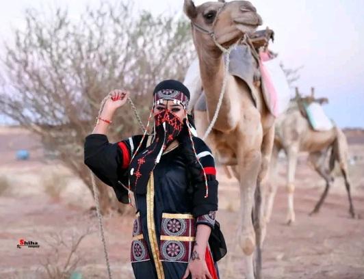 الفنانة إيمان الشريف ترتدي زياً يسحر رواد الأسافير