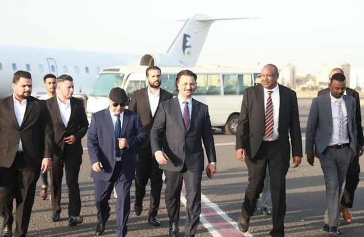 “أبوجيبين” يستقبل الصديق حفتر بمطار الخرطوم تمهيداً لاعلانه رئيساً فخرياً لنادي المريخ