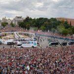 للاحتفال بلقب الليغا جماهير ريال مدريد تحتشد في ساحة ثيبيليس