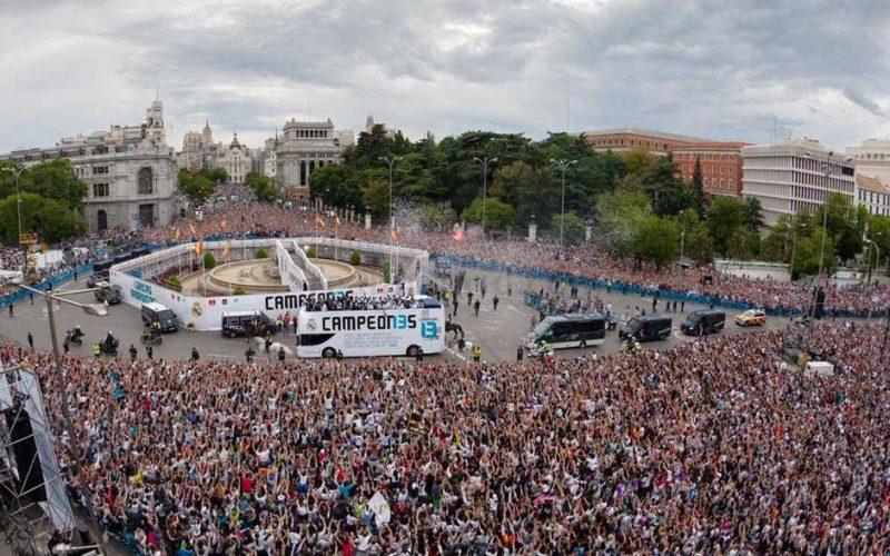للاحتفال بلقب الليغا جماهير ريال مدريد تحتشد في ساحة ثيبيليس