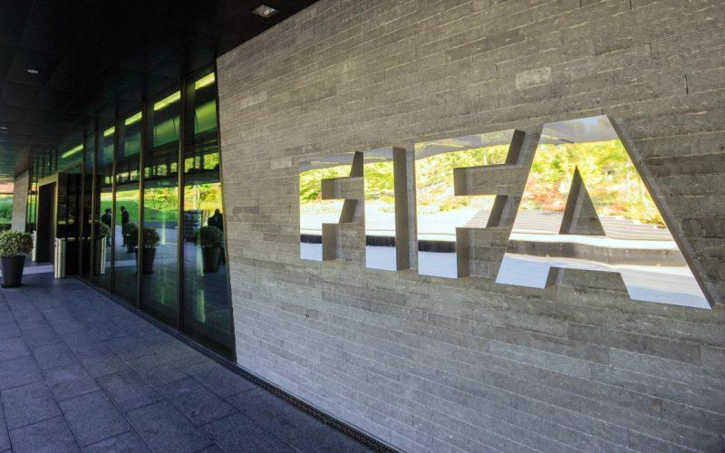 فيفا يقترح فرض عقوبات إلزامية ضد العنصرية تشمل خسارة مباريات