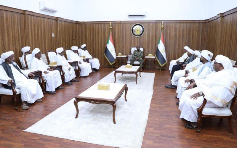 رئيس مجلس السيادة القائد العام للقوات المسلحة يلتقي وفد أمارة الكواهلة بولاية النيل الأبيض
